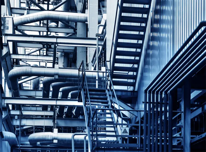Estrutura industrial com tubulações, escadas e passarelas metálicas