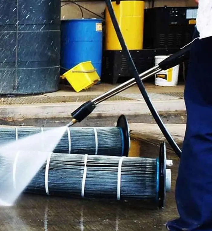 Lança de hidrojato limpando cartuchos filtrantes com água em alta pressão