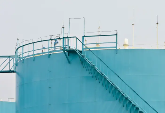 Tanque industrial pintado com escada helicoidal e guarda-corpo